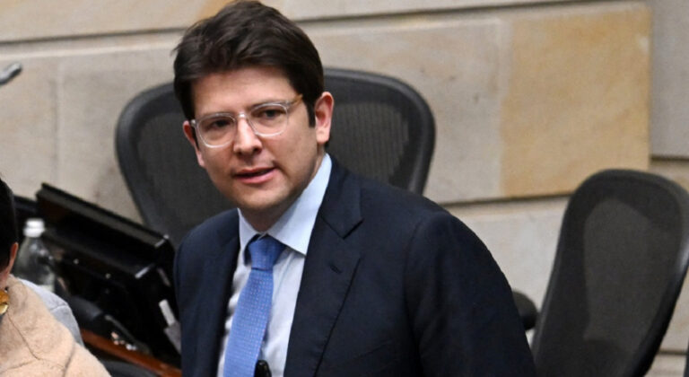 Pré-candidato à Presidência da Colômbia sofre atentado em Bogotá