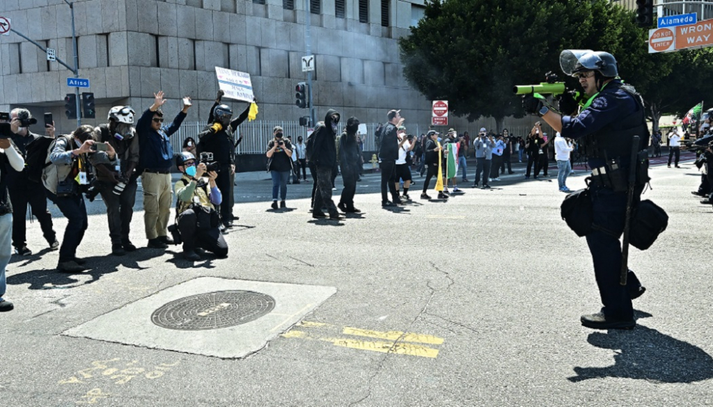 Agentes da Guarda Nacional lançam gás lacrimogêneo e bombas de efeito moral em manifestantes em Los Angeles