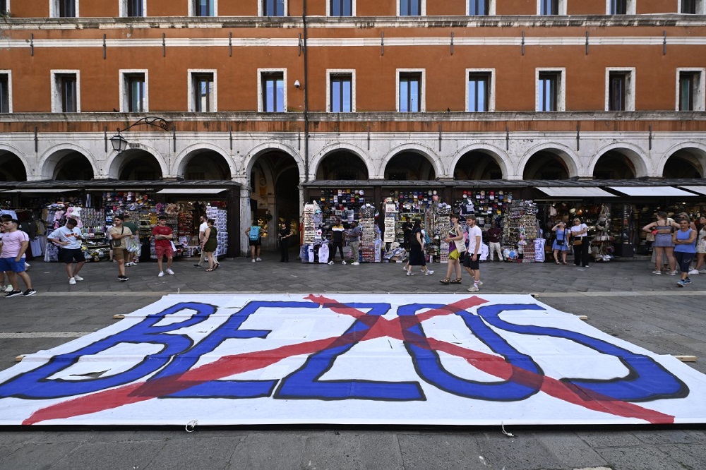 Protestos marcam expectativa para casamento de Jeff Bezos em Veneza