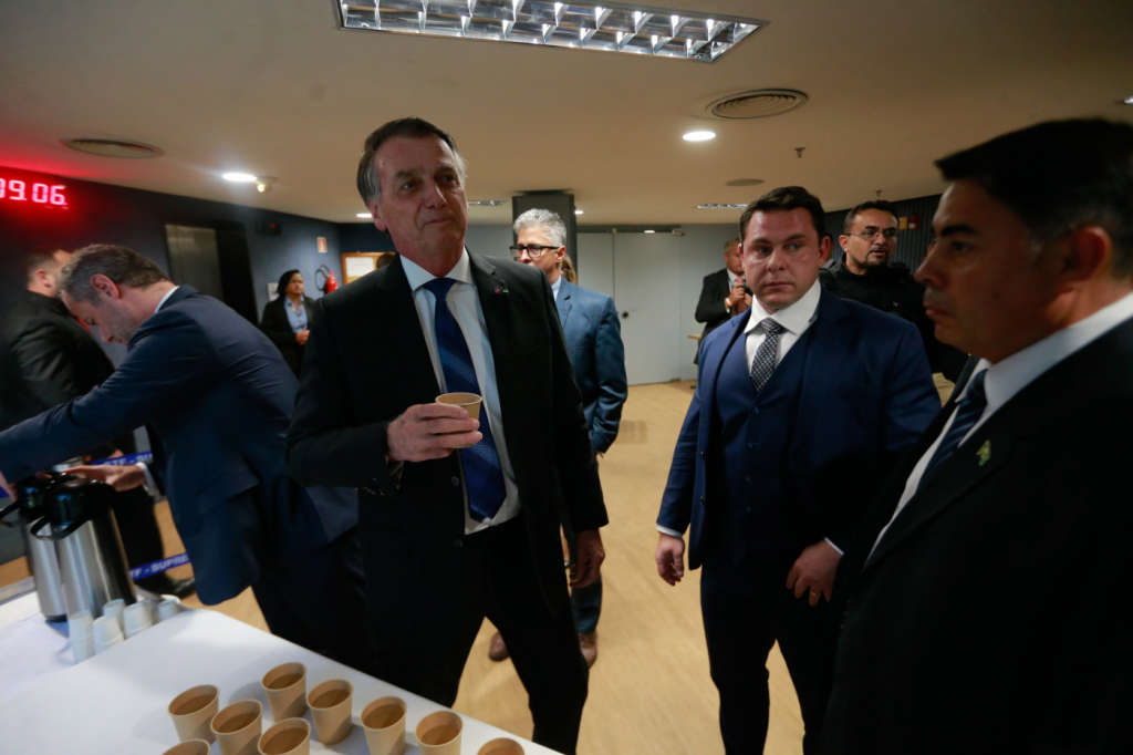 Durante intervalo no STF, Bolsonaro diz a jornalistas que Michelle ‘decide o futuro dela’
