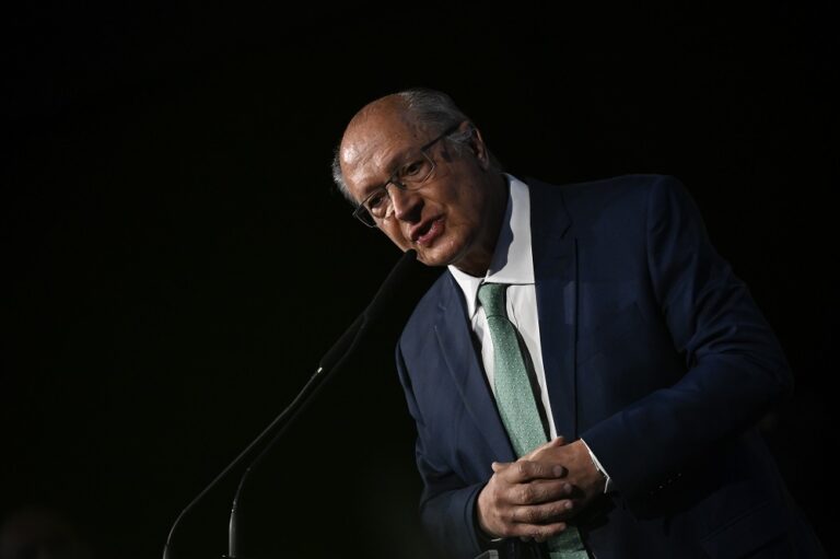 Geraldo Alckmin afirma que nova tarifa de Trump sobre o aço vai encarecer produto