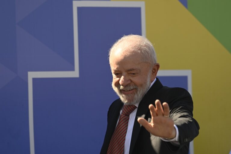 Lula critica Trump, mira eleições para o Senado em 2026 e diz que, ‘se estiver bonitão, extrema direita não volta’