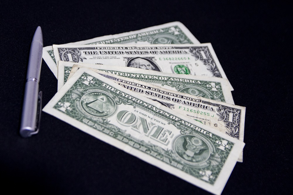 Dólar tem dia de montanha-russa com conflito no Oriente Médio e cenário político brasileiro