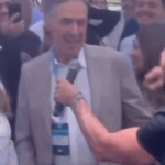 Barroso canta com Bell Marques em evento no Guarujá