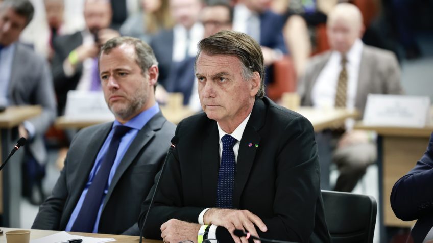 Bolsonaro nega que Marinha tenha colocado tropas à disposição para golpe