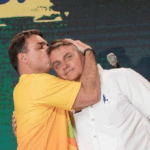 Flávio Bolsonaro compara caso de Uribe à facada de Bolsonaro