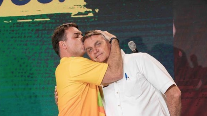 Flávio Bolsonaro compara caso de Uribe à facada de Bolsonaro