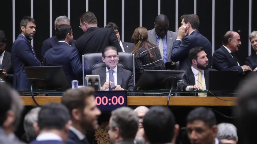 225 deputados de partidos com ministérios votaram urgência de IOF