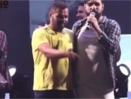 Homem mata ex-namorada após subir em palco durante show e pedir pra ela voltar