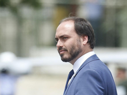 Carlos Bolsonaro pode disputar Senado em 2026; pai demonstra interesse na candidatura