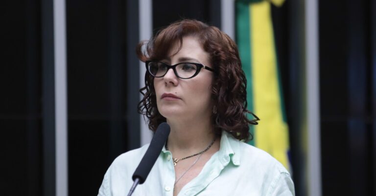 Moraes abre novo inquérito contra Zambelli para apurar fuga do país