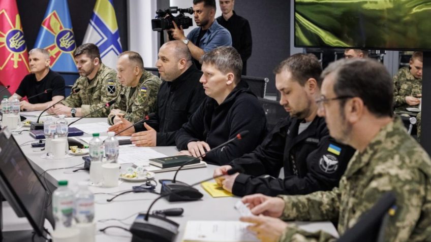 Rússia e Ucrânia iniciam negociação durante escalada militar