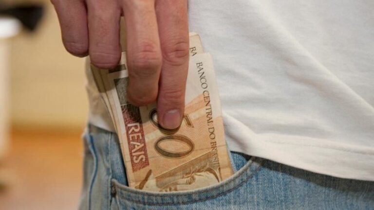 brasileiros sacaram R$ 360 mi em abril
