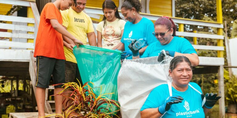 Bônus para catadores impede que plásticos poluam rios da Amazônia