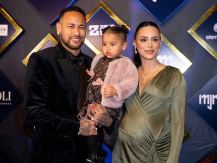 Mavie usa look avaliado em mais de R$ 8 mil em leilão beneficente de Neymar Jr.