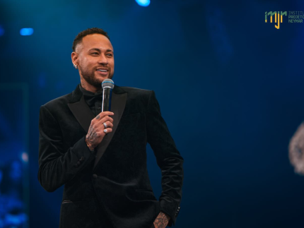 Leilão de Neymar: camisa do Brasil autografada por Pelé é arrematada por R$ 500 mil