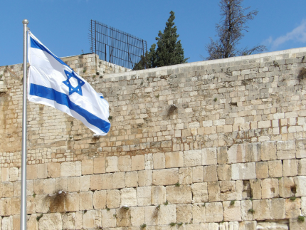 Israel ataca o Irã sem avisar aos Estados Unidos; país declara emergência