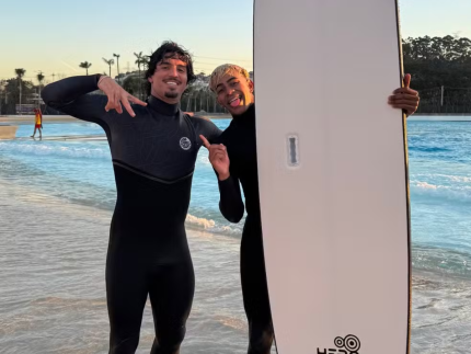 Do gramado para as ondas: Lamine Yamal surfa com Gabriel Medina no Brasil