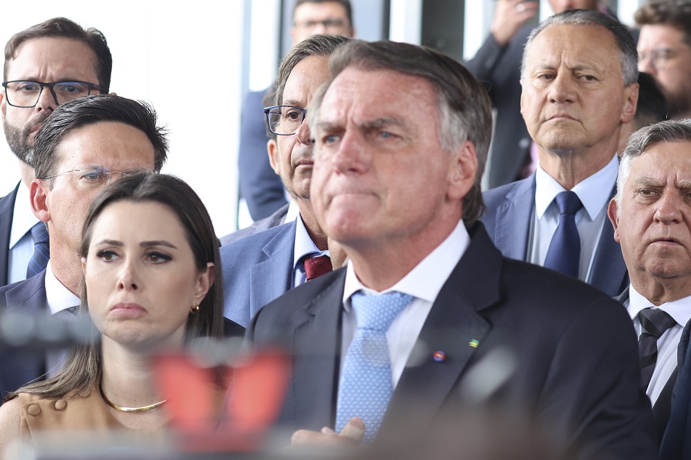 Bolsonaro revela à PF que mandou R$ 2 milhões para filho Eduardo: ‘Dinheiro limpo e legal’