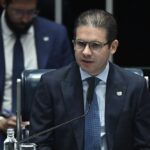 Hugo Motta anuncia que plenário decidirá sobre perda de mandato de Carla Zambelli