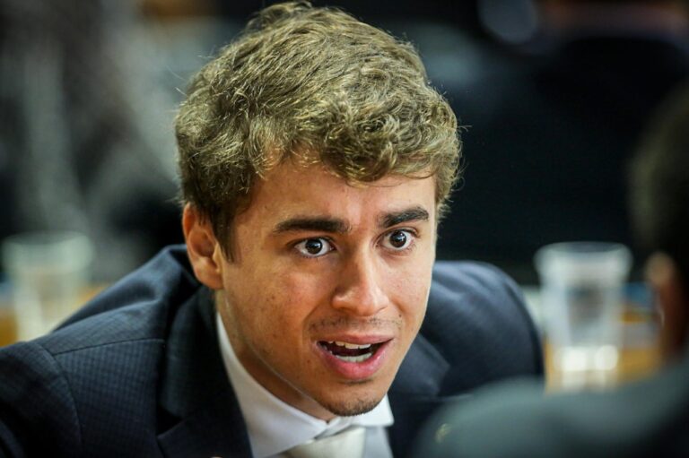 Nikolas Ferreira defende Carla Zambelli e contesta ordem de prisão