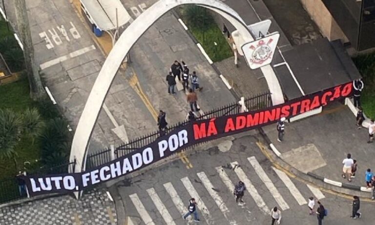 Parque São Jorge é invadido por torcidas organizadas em protesto contra crise no Corinthians
