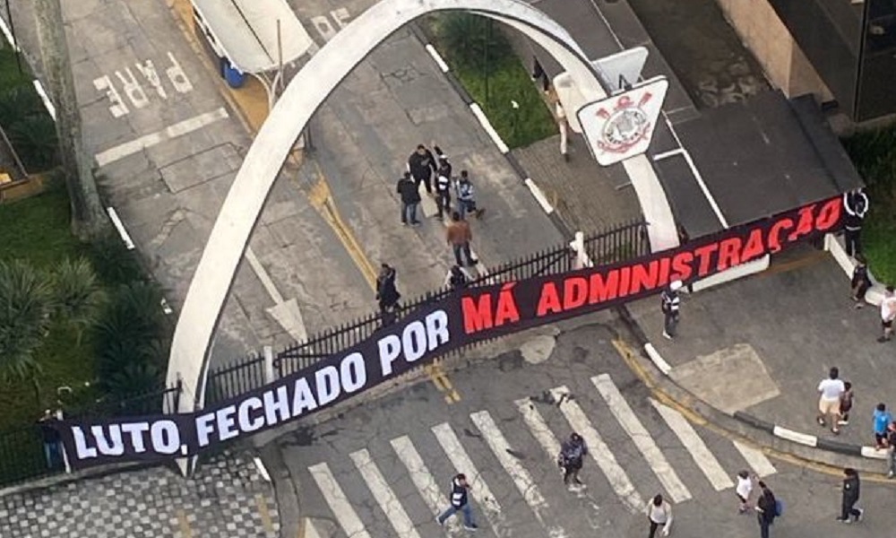 Parque São Jorge é invadido por torcidas organizadas em protesto contra crise no Corinthians