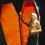 Iggy Pop deixa palco dentro de caixão após show em Londres