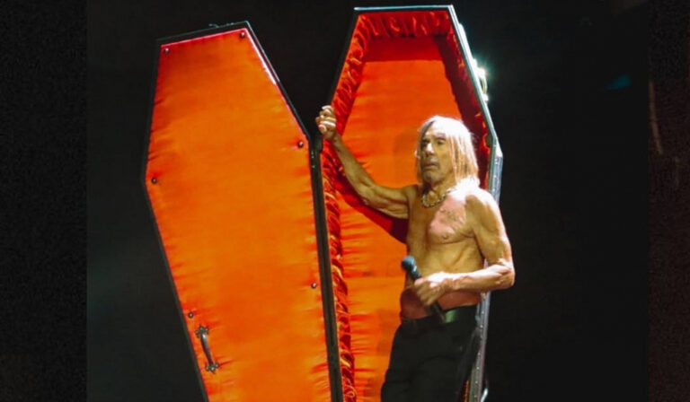 Iggy Pop deixa palco dentro de caixão após show em Londres