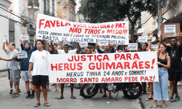 Moradores da comunidade Santo Amaro protestam após morte de rapaz baleado em festa junina