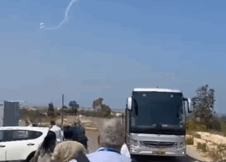 Guerra em Israel: autoridades brasileiras se assustam com mísseis, abrigam-se em bunker e aguardam espaço aéreo reabrir