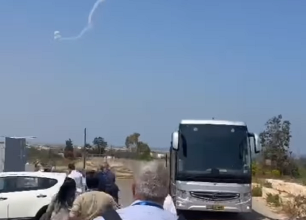 Guerra em Israel: autoridades brasileiras se assustam com mísseis, abrigam-se em bunker e aguardam espaço aéreo reabrir