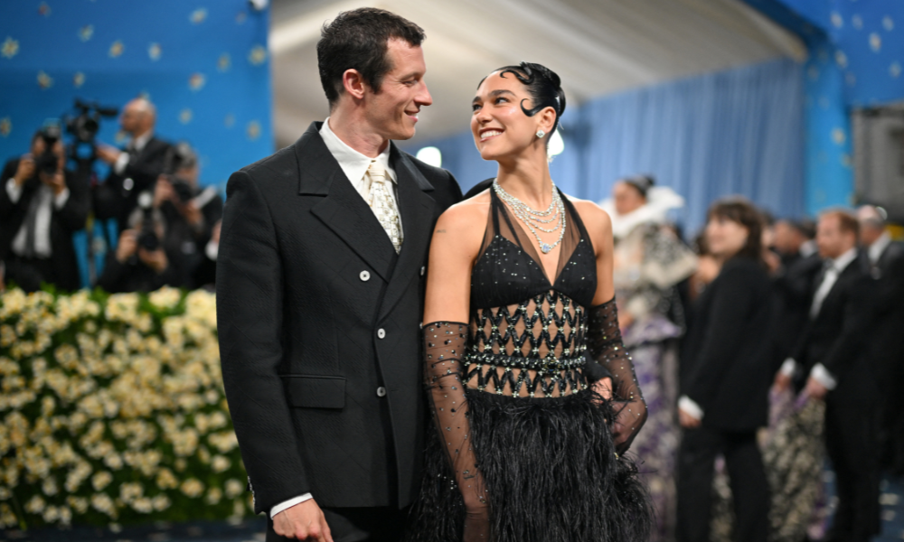 Dua Lipa confirma noivado com ator Callum Turner