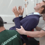 Greenpeace leva estátua de Macron à embaixada russa em Paris