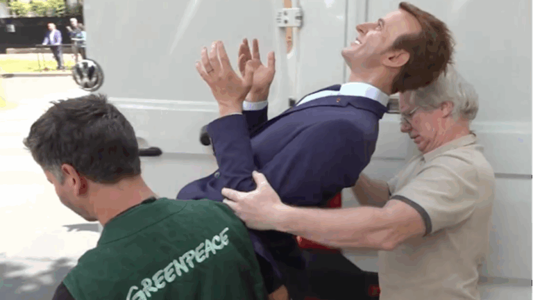 Greenpeace leva estátua de Macron à embaixada russa em Paris
