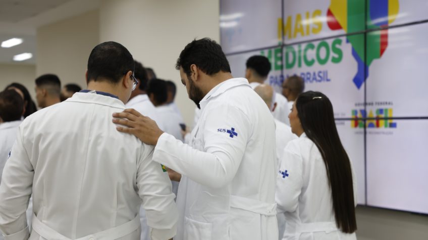 Saúde dará 3.000 bolsas de residência e 500 vagas no SUS