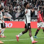 Com Ancelotti no estádio, Corinthians joga mal, fica no 0 a 0 com o Vitória e ouve gritos de protesto