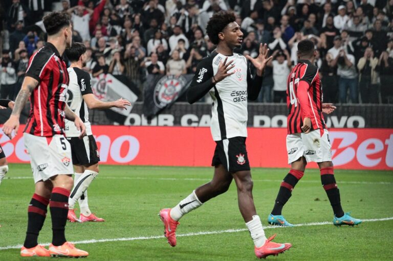 Com Ancelotti no estádio, Corinthians joga mal, fica no 0 a 0 com o Vitória e ouve gritos de protesto