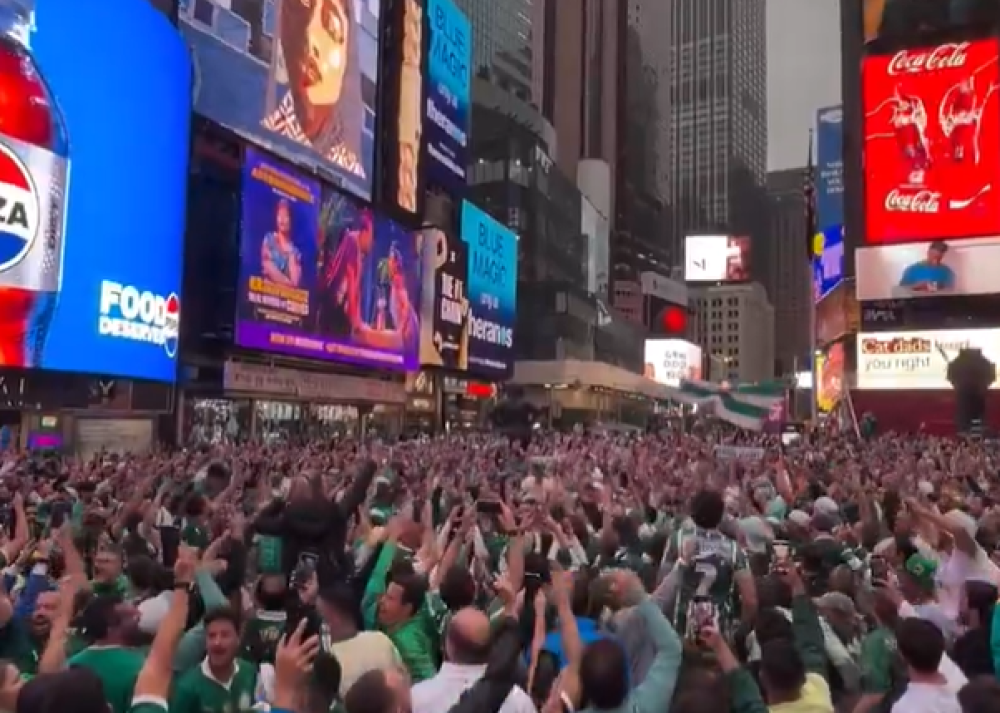 Torcida do Palmeiras ‘invade’ Nova York e transforma a Times Square em arquibancada; veja vídeo