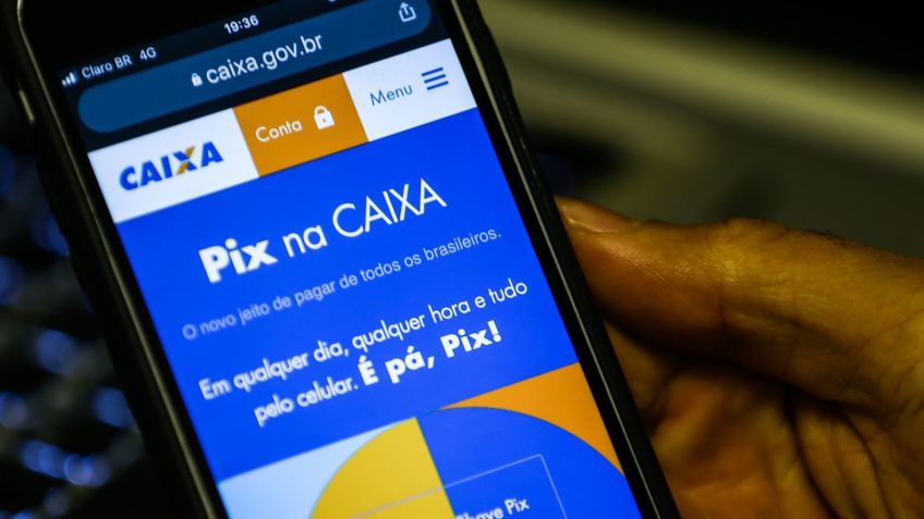 Internautas relatam falhas em transferências via Pix no app da Caixa