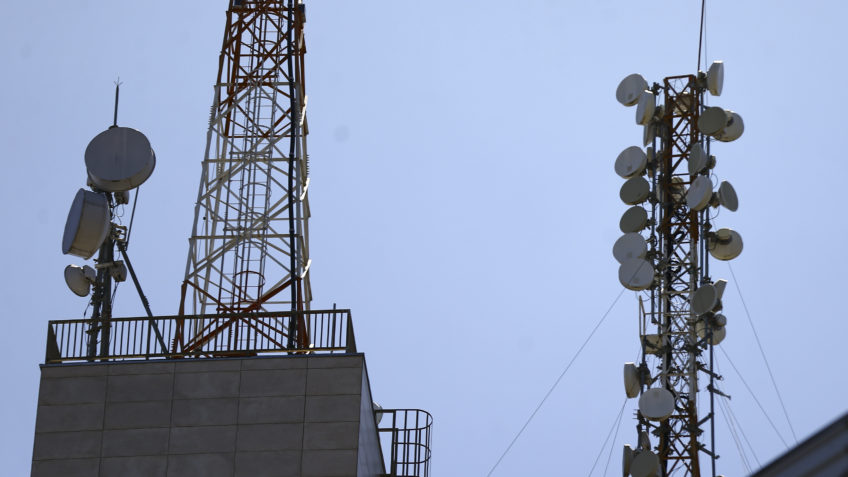 STF julga regra sobre distância mínima entre torres de celular