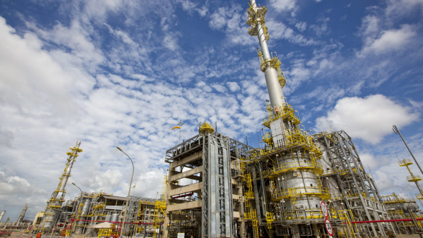 Petrobras assina contratos de R$ 4,9 bi para expandir refinaria em PE