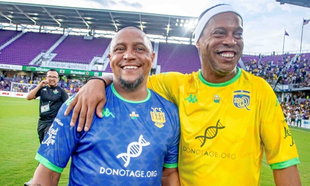 Ronaldinho Gaúcho e Roberto Carlos voltam a campo para jogo com lendas mundiais