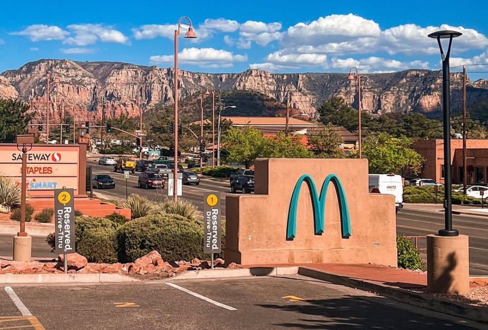 Quando a paisagem urbana deixa de ser memória coletiva, vira vitrine descartável