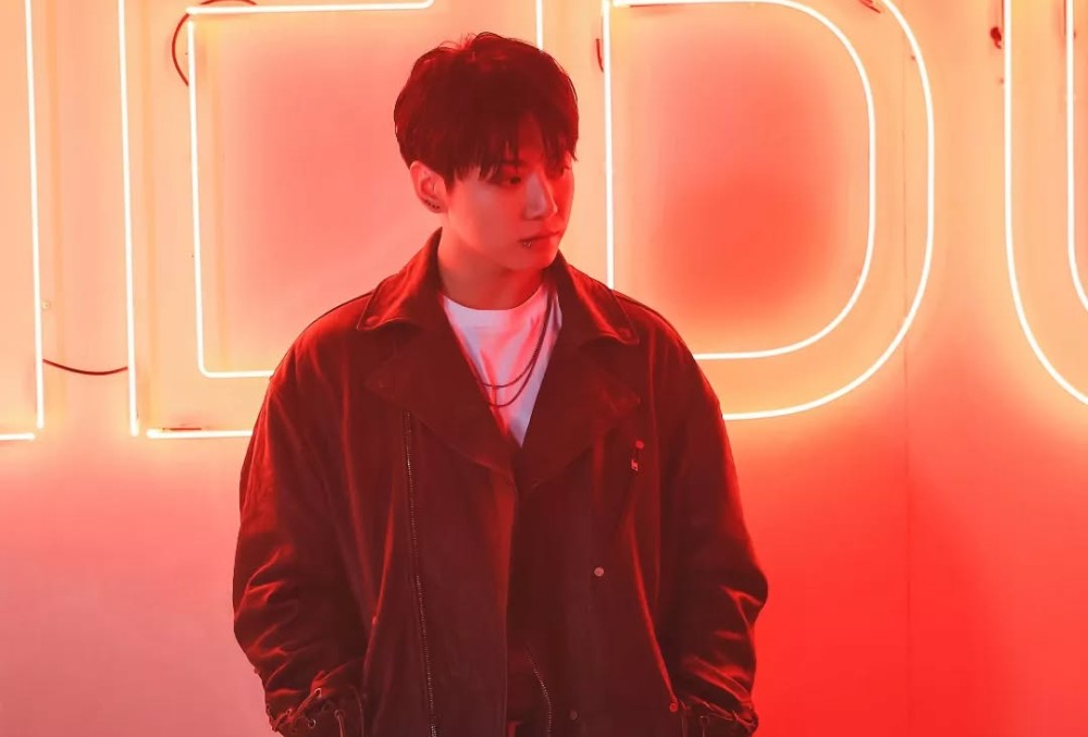 Jungkook, astro do BTS, se desculpa por usar boné com alusão a Trump