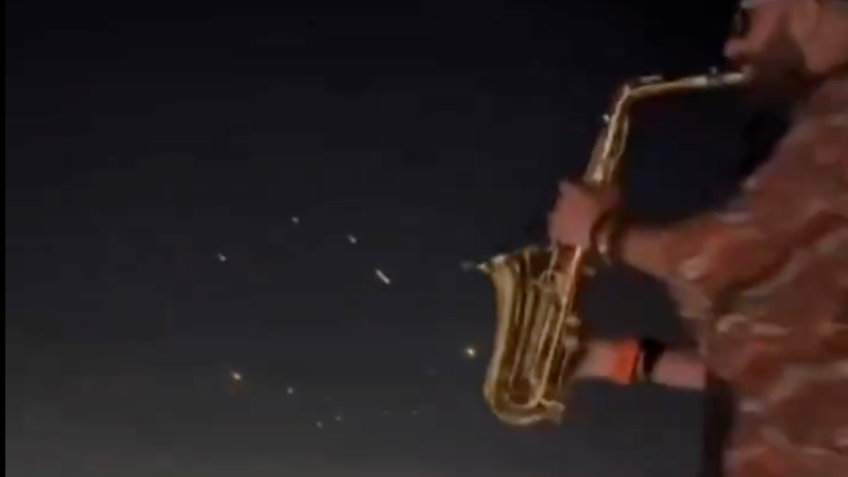 Saxofonista árabe viraliza ao tocar durante bombardeio em Israel