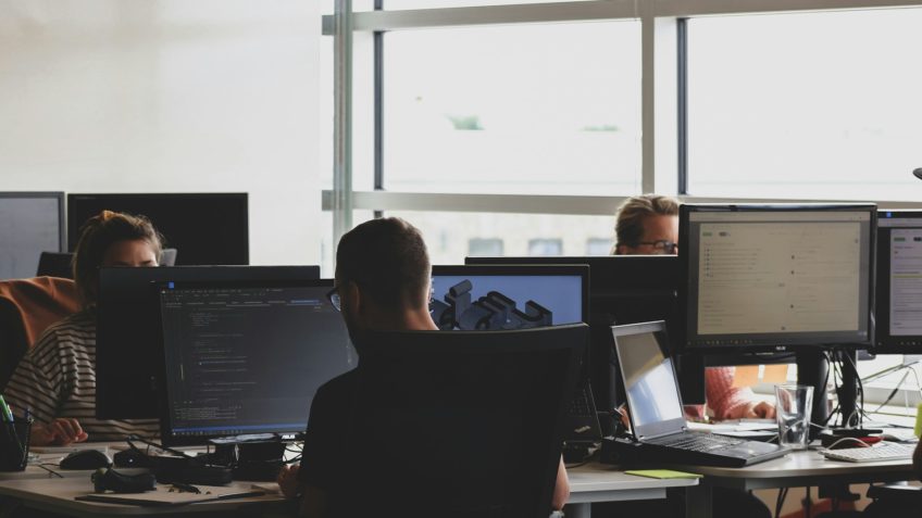 37% das empresas adaptam defesas contra ataques de IA