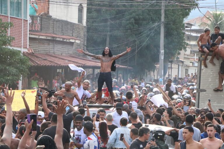 MC Poze do Rodo é recebido por familiares e amigos após deixar prisão no Rio de Janeiro
