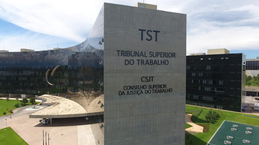 Câmara aprova projetos que criam cargos em TRTs