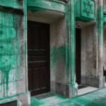 Sinagogas e Memorial do Holocausto são vandalizados em Paris